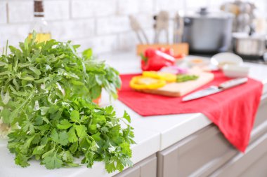 Mutfakta masada farklı taze otlar