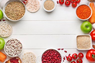 Beyaz ahşap masa üzerinde farklı sağlıklı gıda yapılmış çerçeve