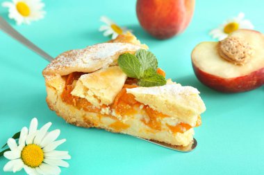 Renk arka planda lezzetli şeftali pasta parçası