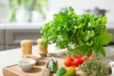 Mutfakta masada sebze ve baharat ile taze otlar