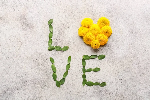 Композиція зі словом Любов і красиві квіти на світлому фоні — стокове фото