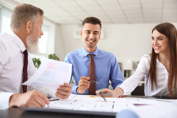 Equipo de arquitectos discutiendo proyecto en oficina — Foto de Stock