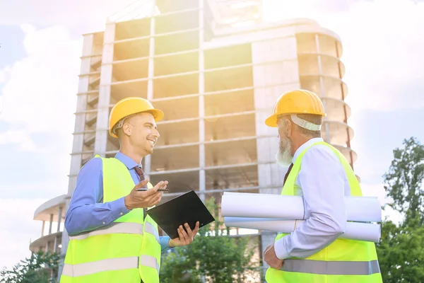 Arquitectos discutiendo proyecto de construcción al aire libre —  Fotos de Stock