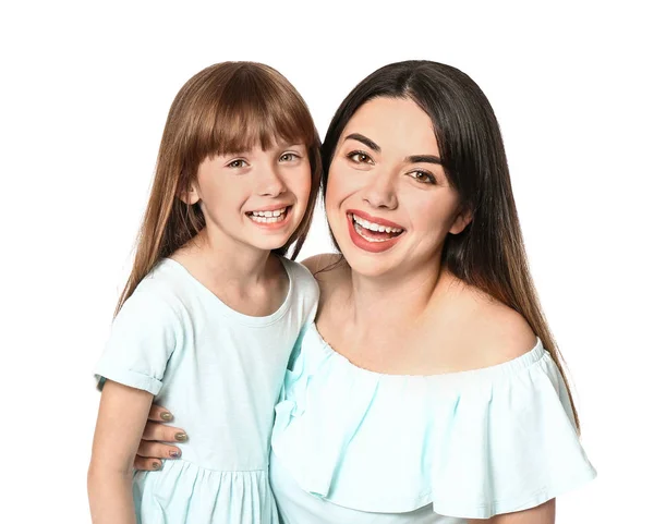 Портрет счастливой матери и дочери на белом фоне — стоковое фото