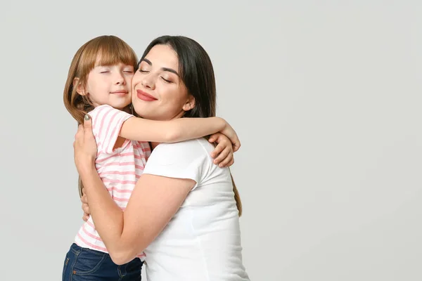 Retrato de madre e hija felices sobre fondo claro — Foto de Stock