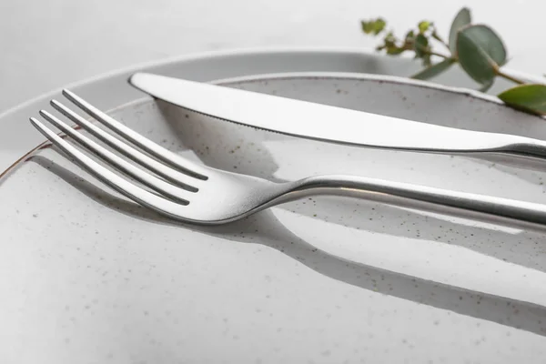 Pratos com talheres na mesa, close-up — Fotografia de Stock