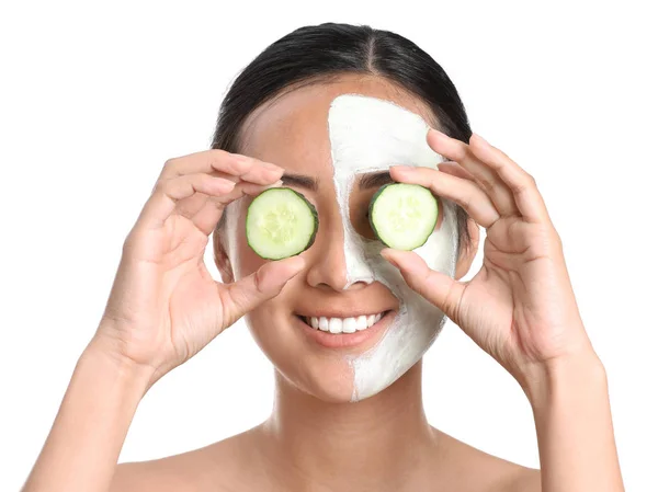 Hermosa mujer asiática con máscara facial y rodajas de pepino sobre fondo blanco —  Fotos de Stock