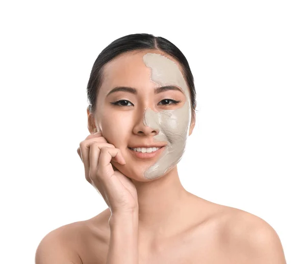 Belle femme asiatique avec masque facial sur fond blanc — Photo