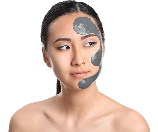 Hermosa mujer asiática con máscara facial sobre fondo blanco — Foto de Stock