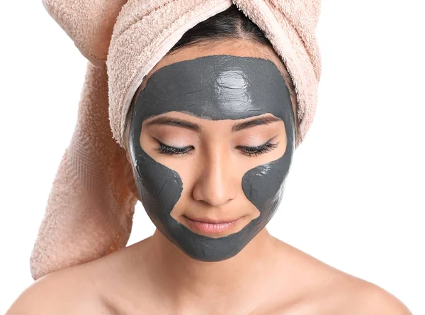 Mooie Aziatische vrouw met gezichtsmasker op witte achtergrond — Stockfoto
