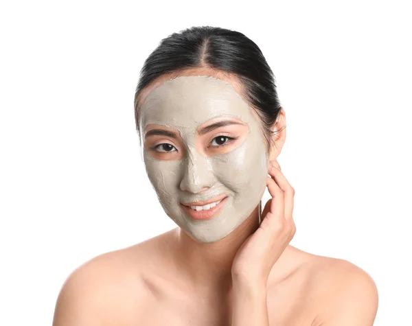Vacker asiatisk kvinna med ansiktsmask på vit bakgrund — Stockfoto