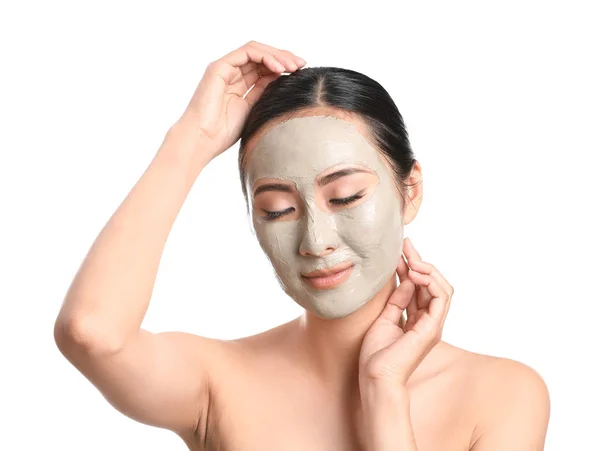 Mooie Aziatische vrouw met gezichtsmasker op witte achtergrond — Stockfoto