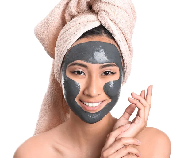 Vacker asiatisk kvinna med ansiktsmask på vit bakgrund — Stockfoto