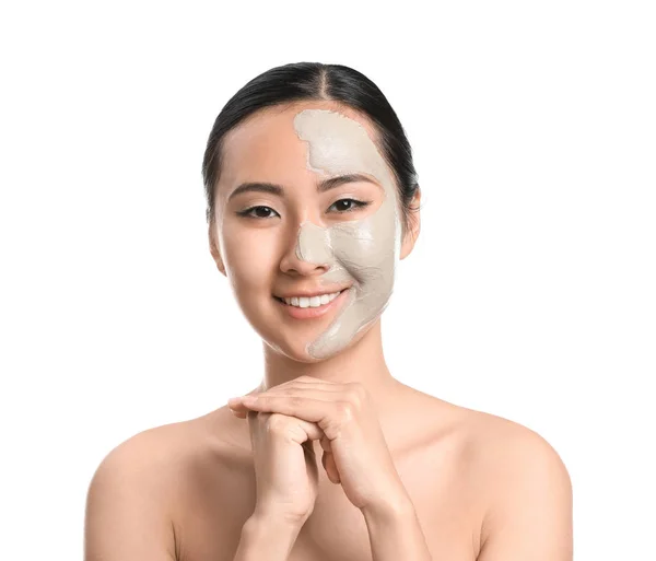 Belle femme asiatique avec masque facial sur fond blanc — Photo