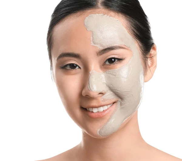 Όμορφη Ασιατική γυναίκα με μάσκα προσώπου σε λευκό φόντο — Φωτογραφία Αρχείου