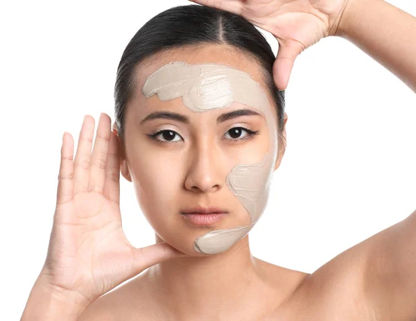 화이트 배경에 얼굴 마스크와 아름다운 아시아 여자 — 스톡 사진