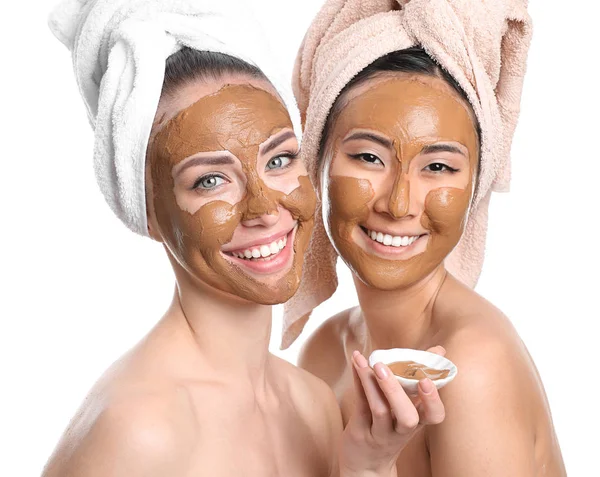 Vackra kvinnor med ansiktsmasker på vit bakgrund — Stockfoto