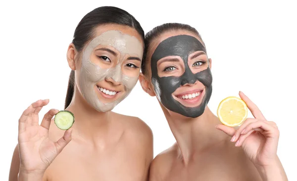 Wanita muda cantik dengan masker wajah, lemon dan mentimun pada latar belakang putih — Stok Foto