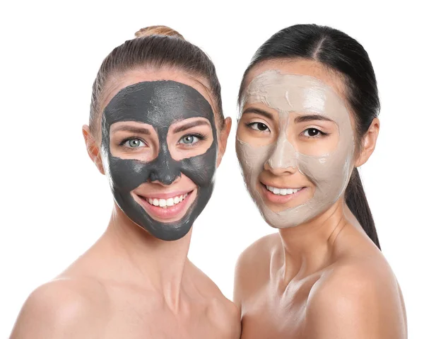 Wanita muda cantik dengan masker wajah di latar belakang putih — Stok Foto