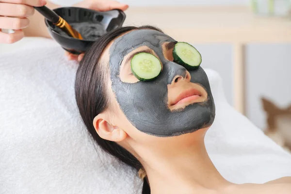 Beautiful Asian woman undergoing treatment with facial mask in beauty salon — Stock Photo, Image