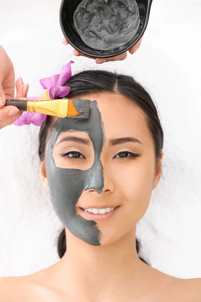 Wanita Asia cantik menjalani perawatan dengan masker wajah di salon kecantikan — Stok Foto