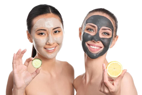 Wanita muda cantik dengan masker wajah, lemon dan mentimun pada latar belakang putih — Stok Foto