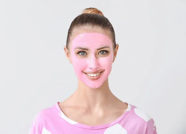 Szép fiatal nő arcpakolás szürke háttérrel — Stock Fotó