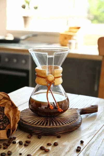 Вкусный кофе в химической на столе — стоковое фото