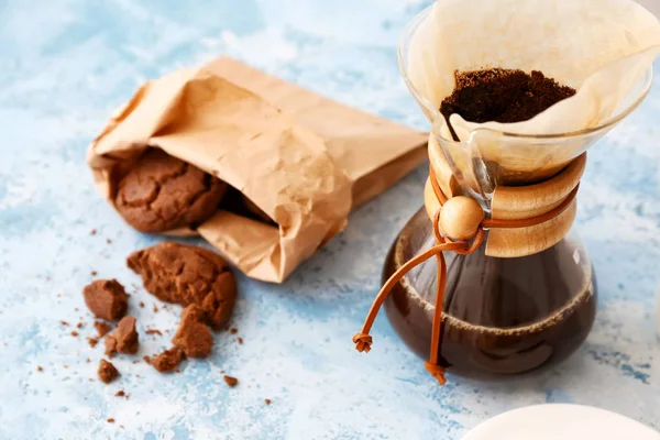 Chemex with hot coffee and cookies on table — Stock Photo, Image