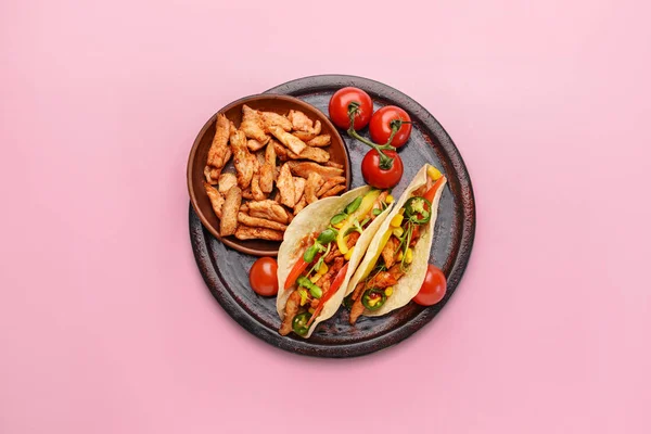 Piatto con gustosi tacos freschi su sfondo di colore — Foto Stock