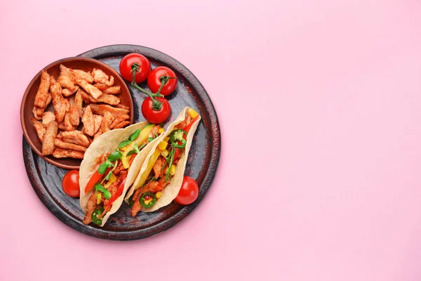 Teller mit leckeren frischen Tacos auf farbigem Hintergrund — Stockfoto