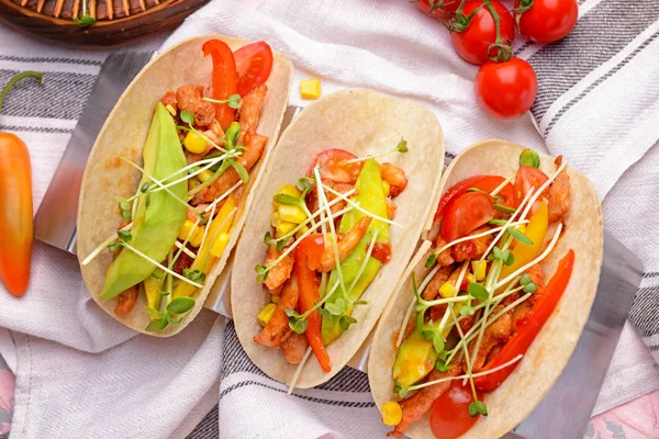 Leckere frische Tacos auf dem Tisch — Stockfoto