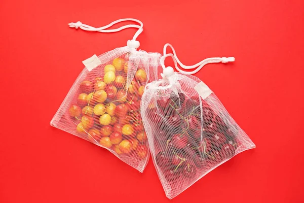 Eco borse con ciliegia su sfondo colore — Foto Stock