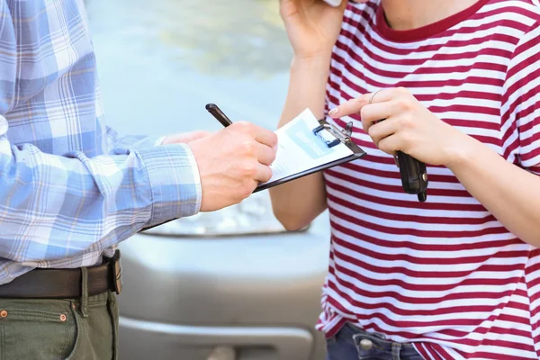 Insurance agent and woman near car after accident — Stock Photo, Image