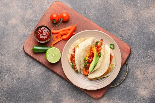 Plato con sabrosos tacos frescos y salsa sobre fondo gris — Foto de Stock