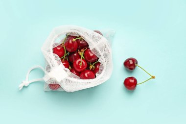 Renkli arka planda kiraz ile Eko çanta