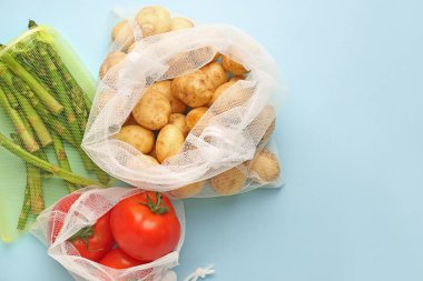 Renk arka planda farklı ürünlere sahip eko çantalar