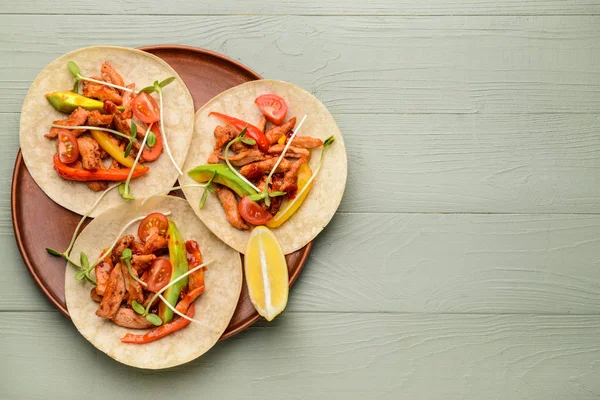Plate with tasty fresh tacos on color background — Stock Photo, Image