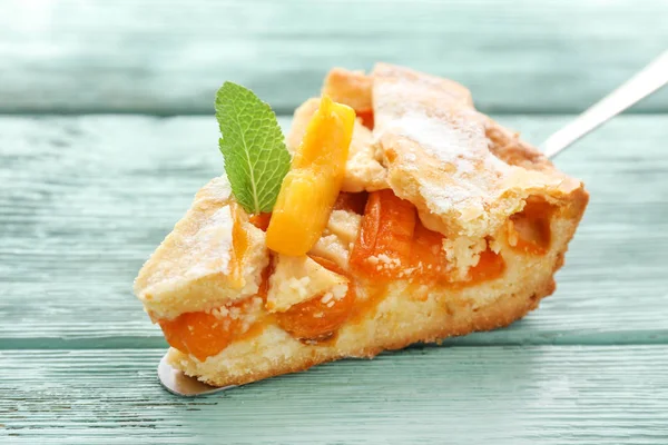 Шматок смачного персикового пирога на дерев'яному фоні, крупним планом — стокове фото