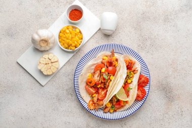 Gri arka planda lezzetli taco ile Tabak