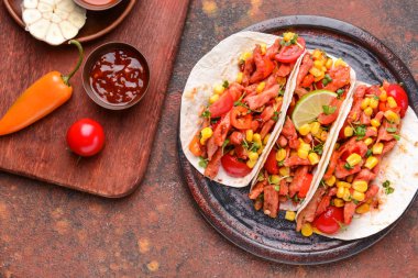 Grunge zemin üzerine lezzetli tacos ile kompozisyon