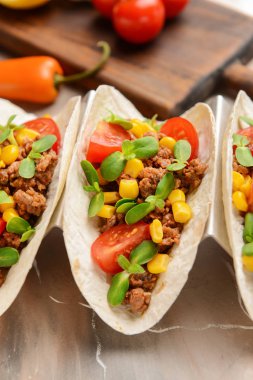 Masada lezzetli tacos ile stand, closeup