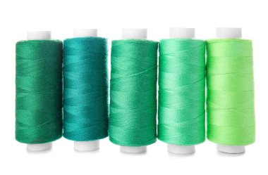 Beyaz arka plan üzerinde renkli dikiş ipliği