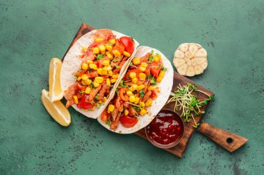 Renkli arka planda lezzetli tacos ile Kurulu