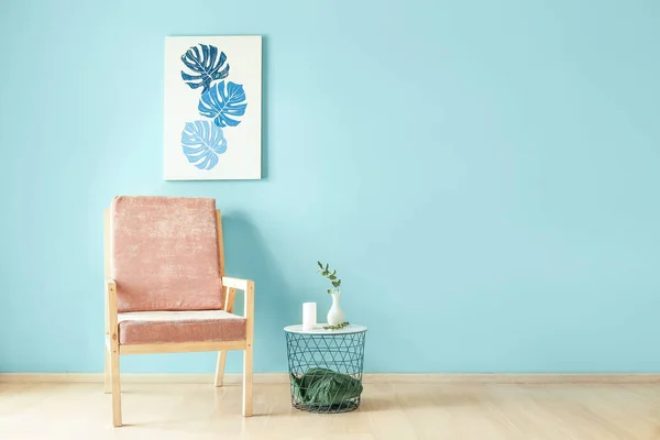 현대 안락 의자 및 색상 벽 근처 테이블 — 스톡 사진