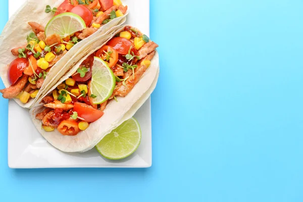Plate with tasty tacos on color background — Stock Photo, Image