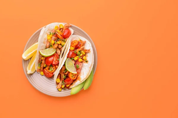 Piatto con gustosi tacos su sfondo colore — Foto Stock