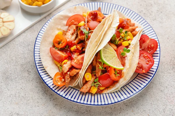 Piatto con gustosi tacos su sfondo grigio — Foto Stock