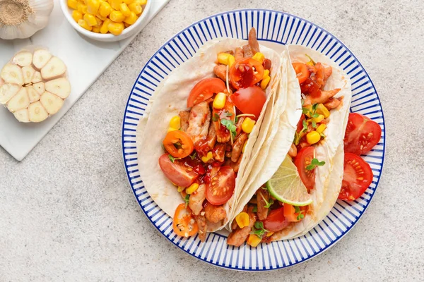 Teller mit leckeren Tacos auf grauem Hintergrund — Stockfoto