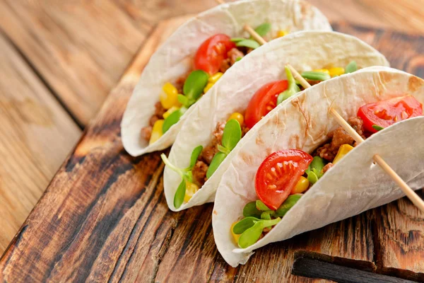 Ahşap masada lezzetli taze tacos — Stok fotoğraf